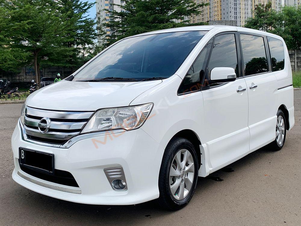 Mobil Nissan Serena 2014