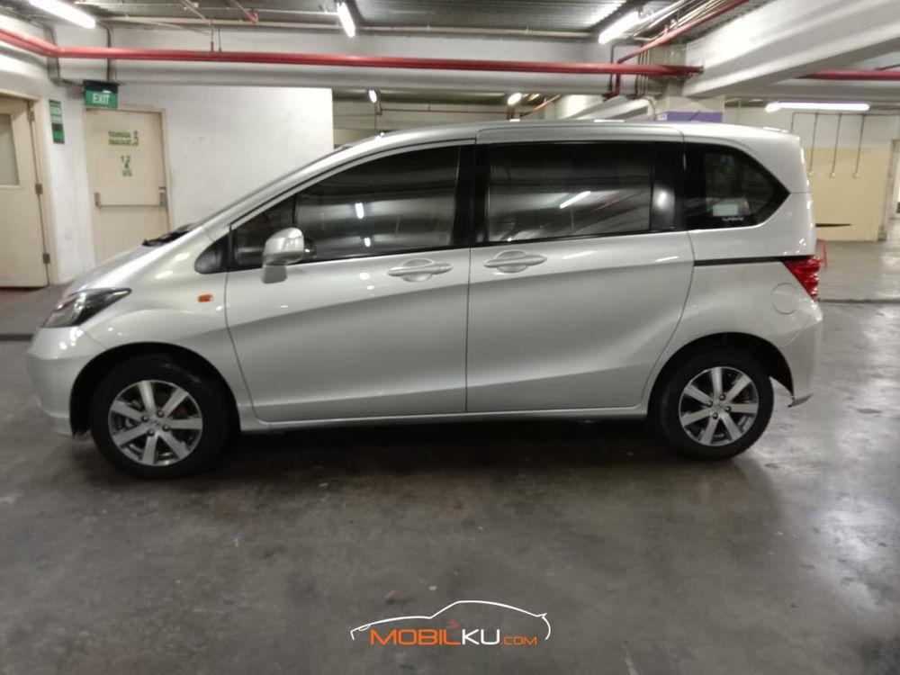 Mobil Honda Freed 2010