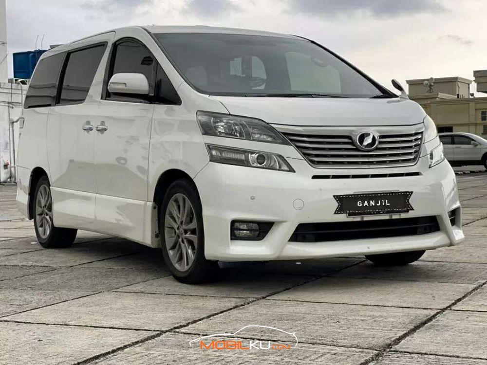 Mobil Toyota Vellfire 2011