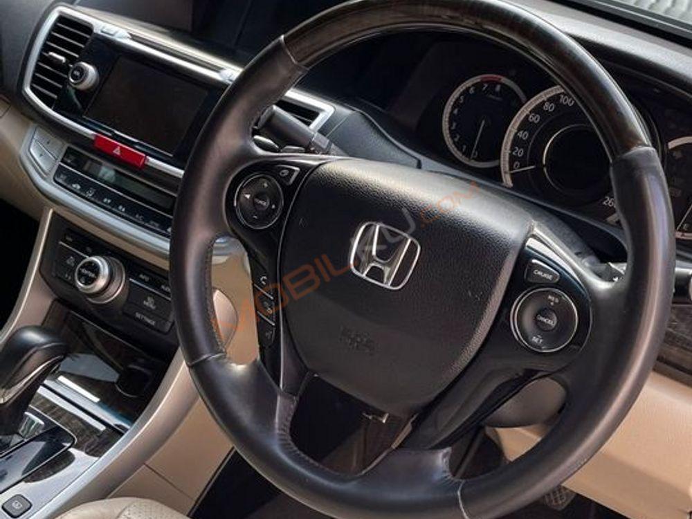 Mobil Honda Accord 2013