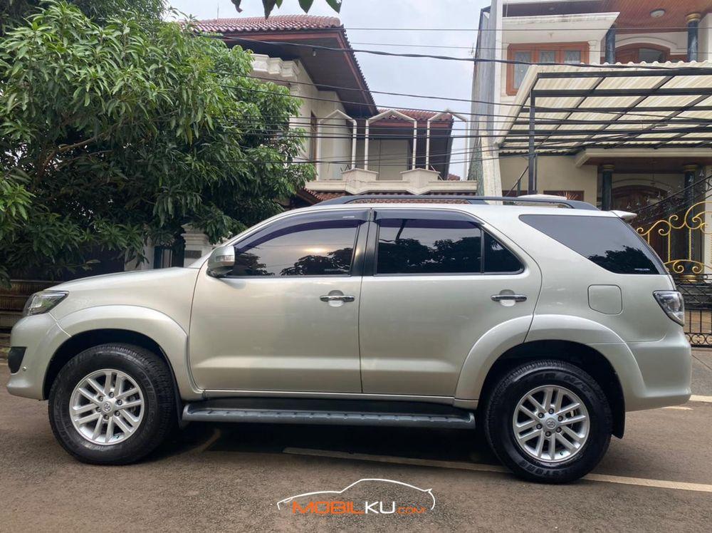 Mobil Toyota Fortuner 2011