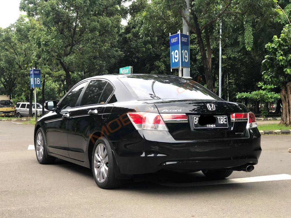 Mobil Honda Accord 2011