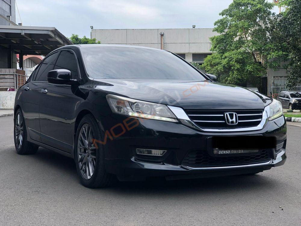 Mobil Honda Accord 2013