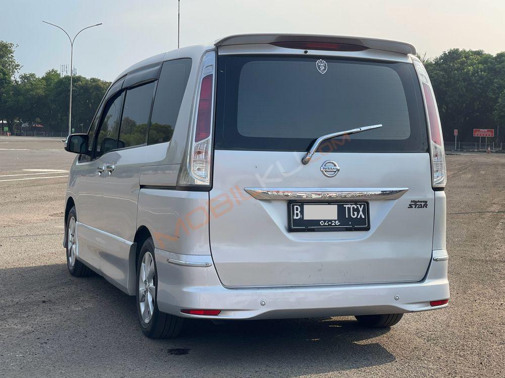 Mobil Nissan Serena 2013