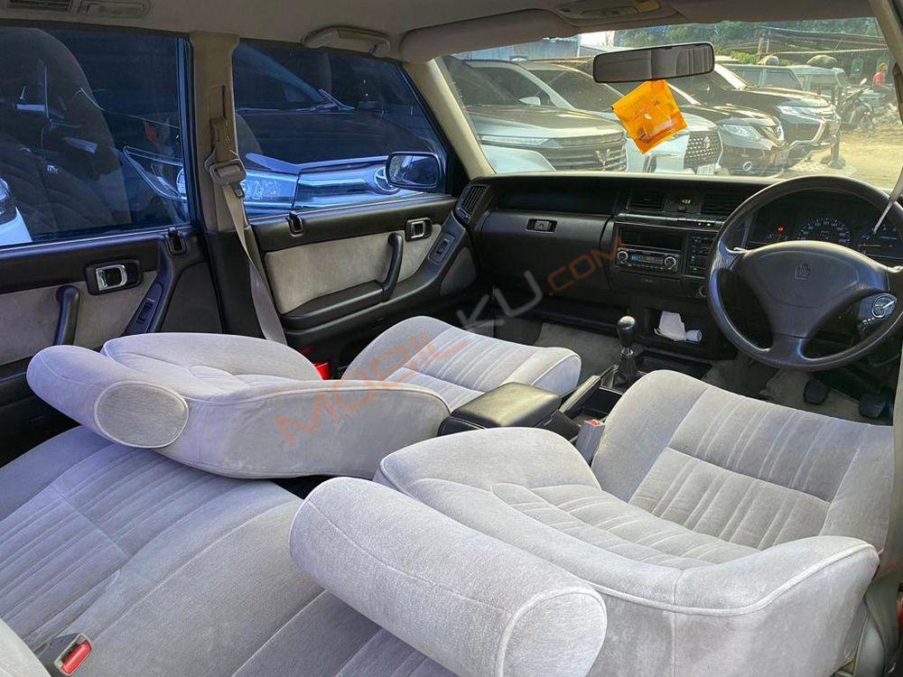 Mobil Toyota Crown 1995
