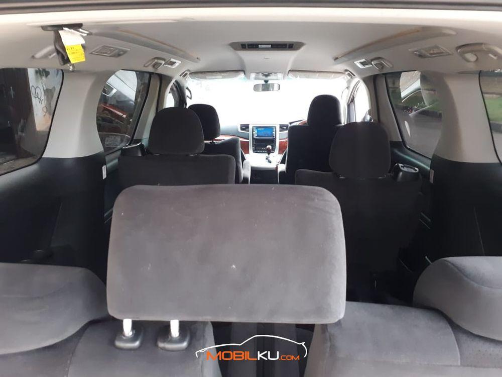 Mobil Toyota Vellfire 2009