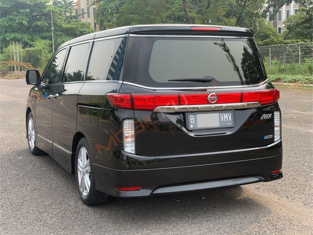 Mobil Nissan Elgrand 2013