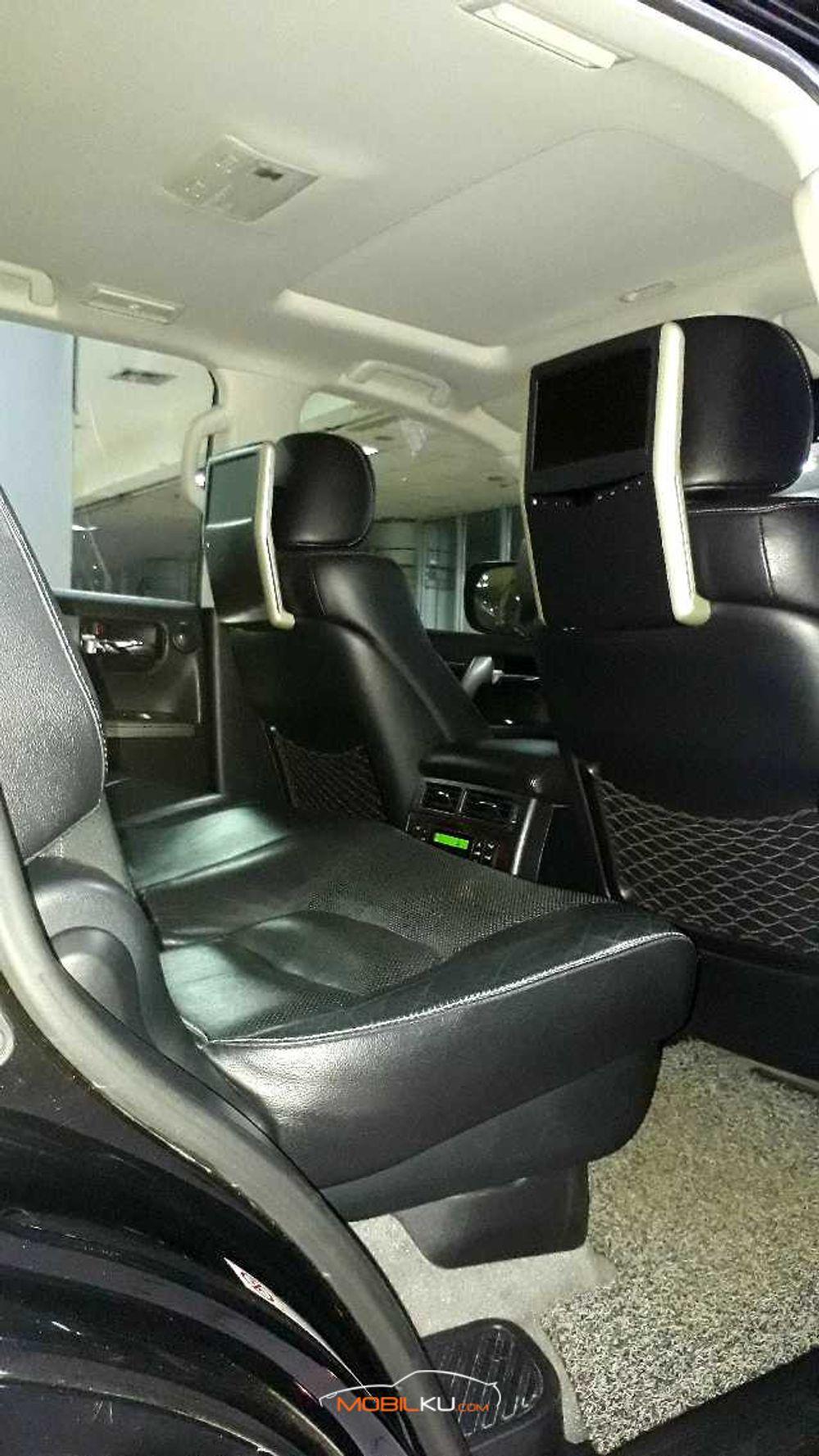 Mobil Toyota Land Cruiser 2013