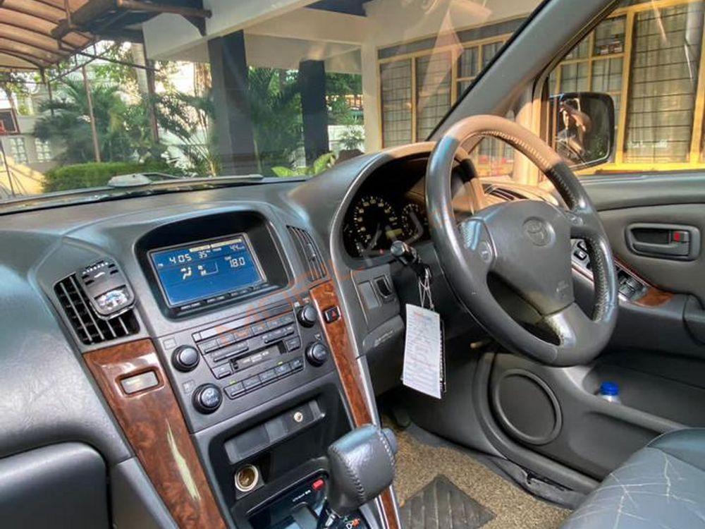 Mobil Toyota Harrier 2000