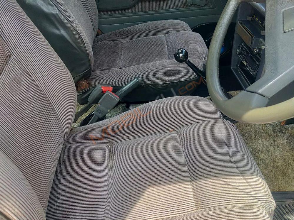 Mobil Daihatsu Taft 1997