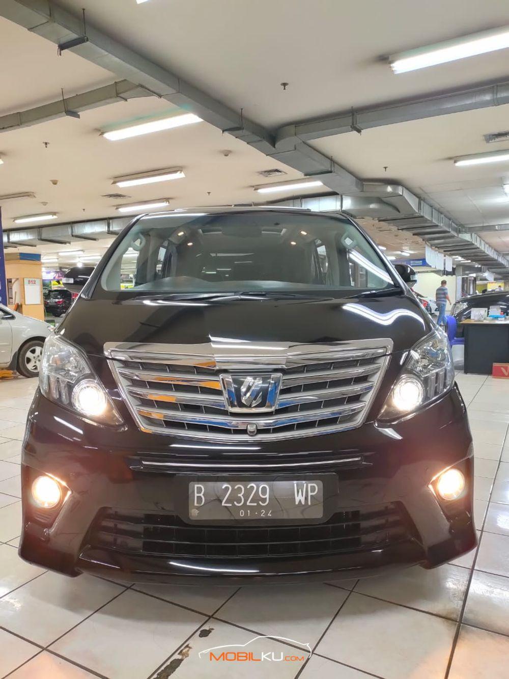 Mobil Toyota Alphard 2013