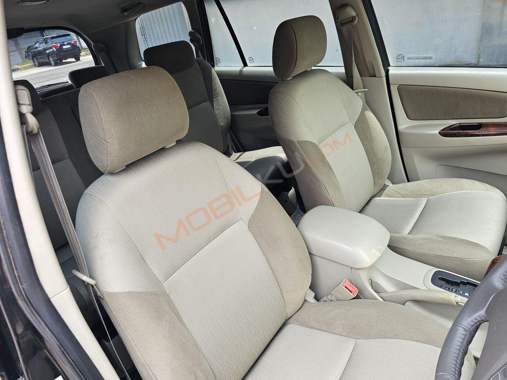 Mobil Toyota Kijang Innova 2013