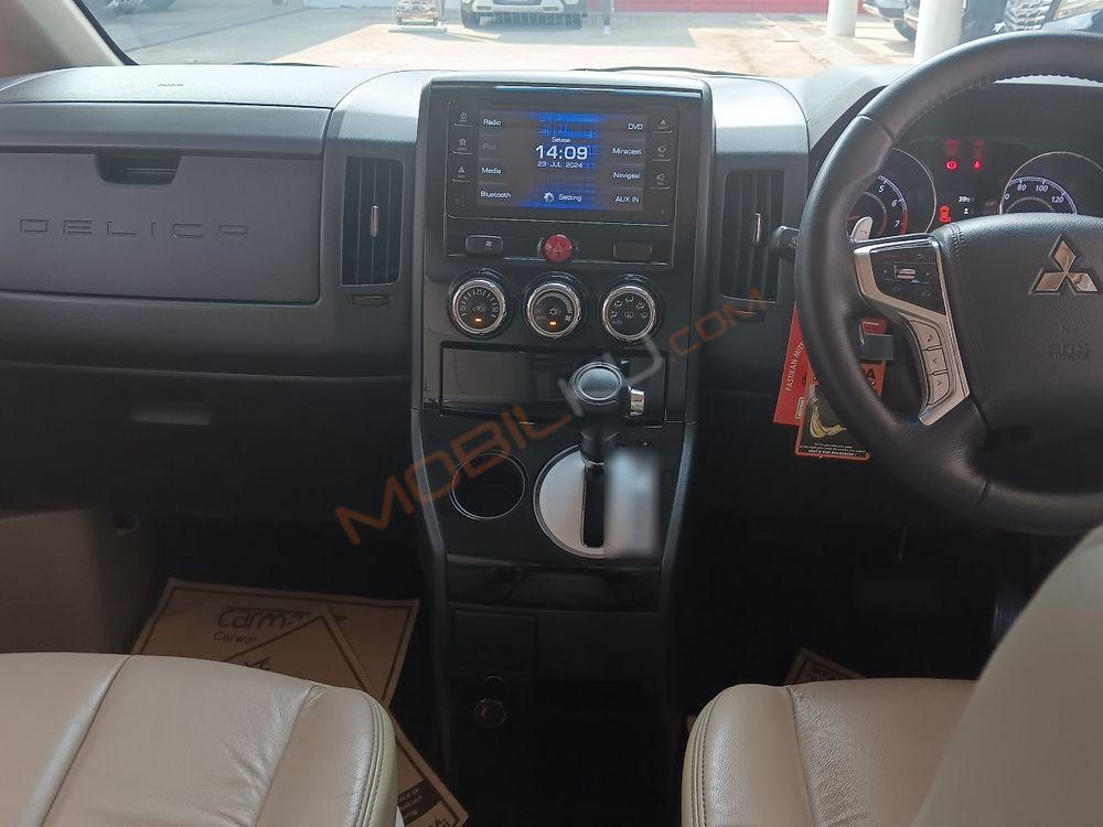 Mobil Mitsubishi Delica 2016