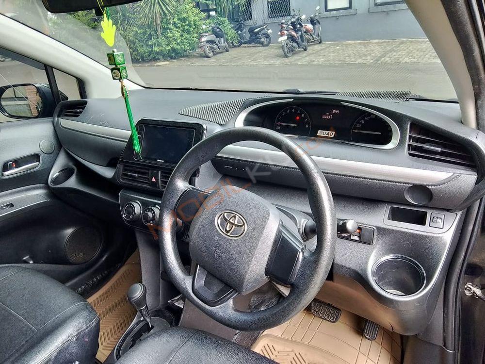 Mobil Toyota Sienta 2017