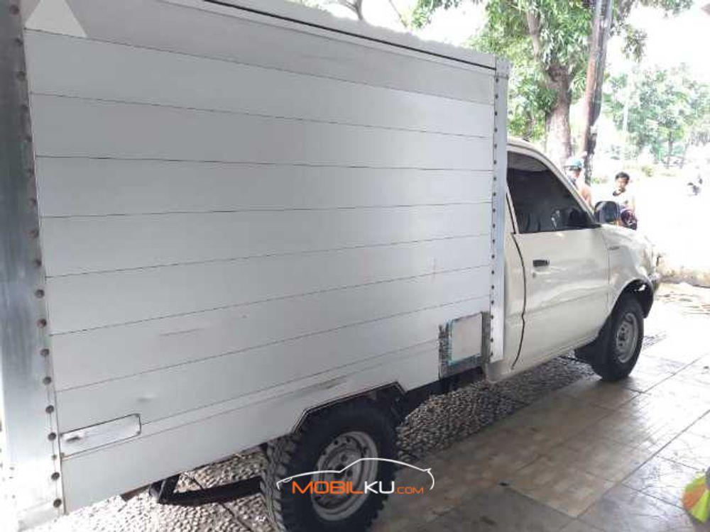 Mobil Toyota Kijang 2005