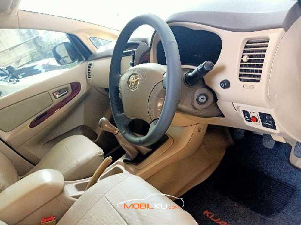 Mobil Toyota Kijang Innova 2005