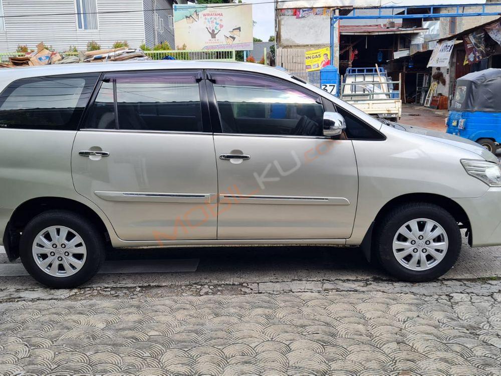 Mobil Toyota Kijang Innova 2013