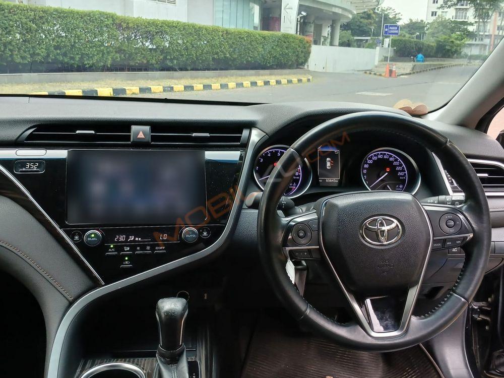 Mobil Toyota Camry 2019