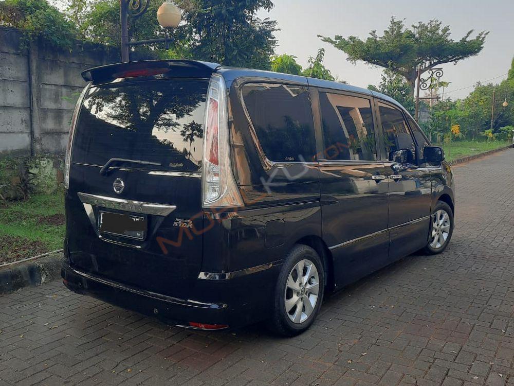 Mobil Nissan Serena 2014