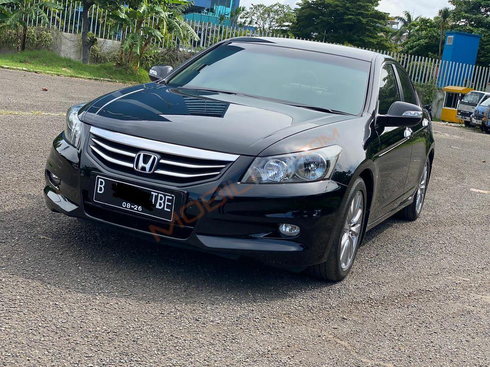Mobil Honda Accord 2011