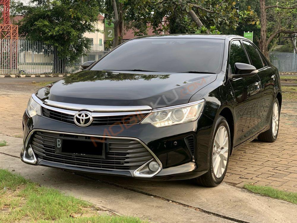 Mobil Toyota Camry 2015