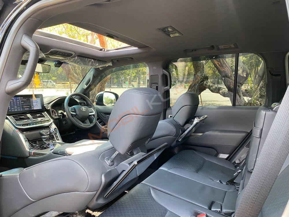 Mobil Toyota Land Cruiser 2023