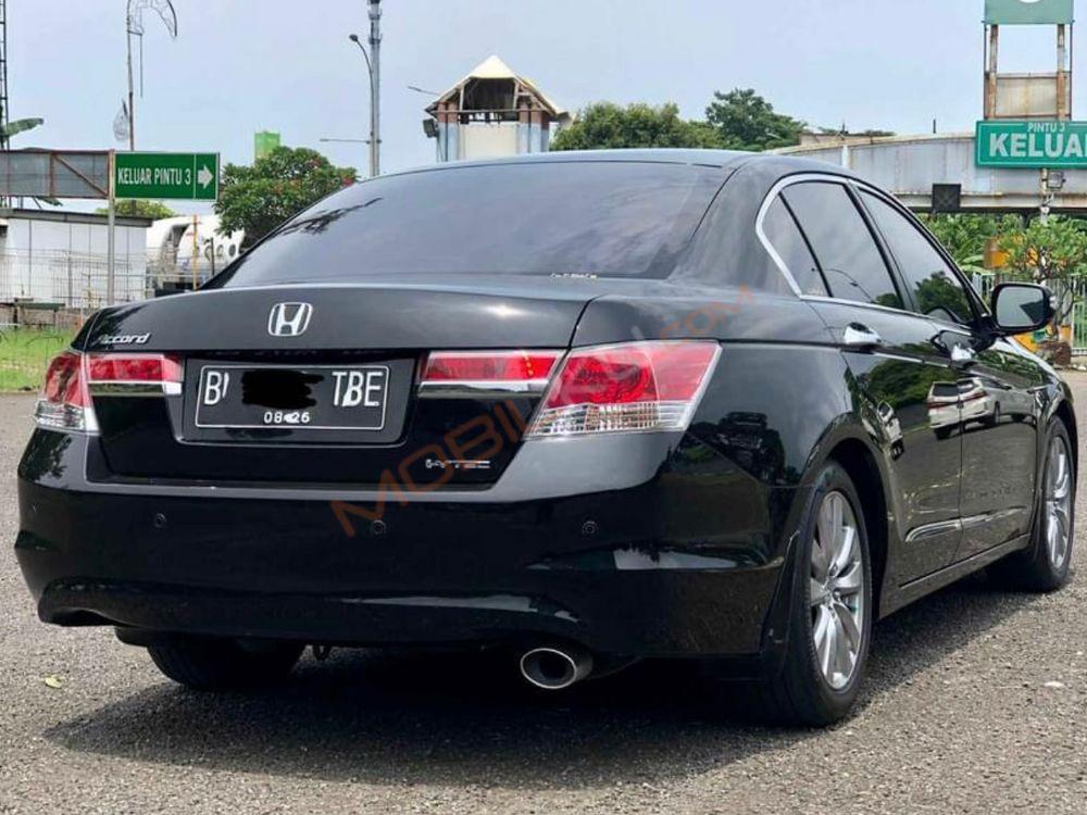 Mobil Honda Accord 2011