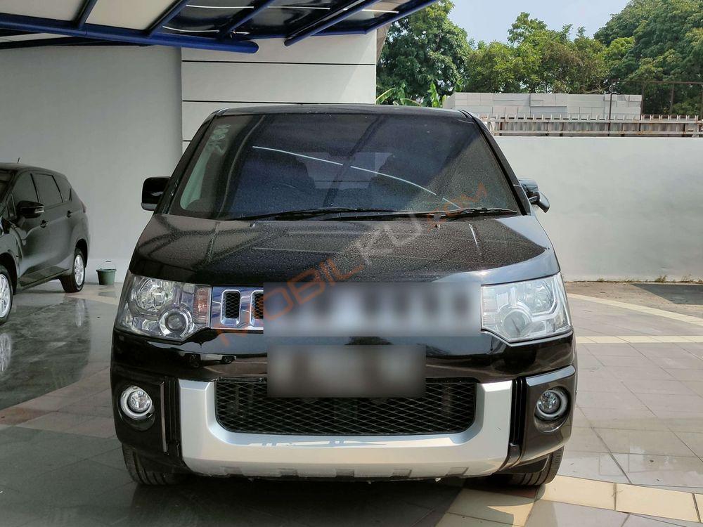 Mobil Mitsubishi Delica 2015