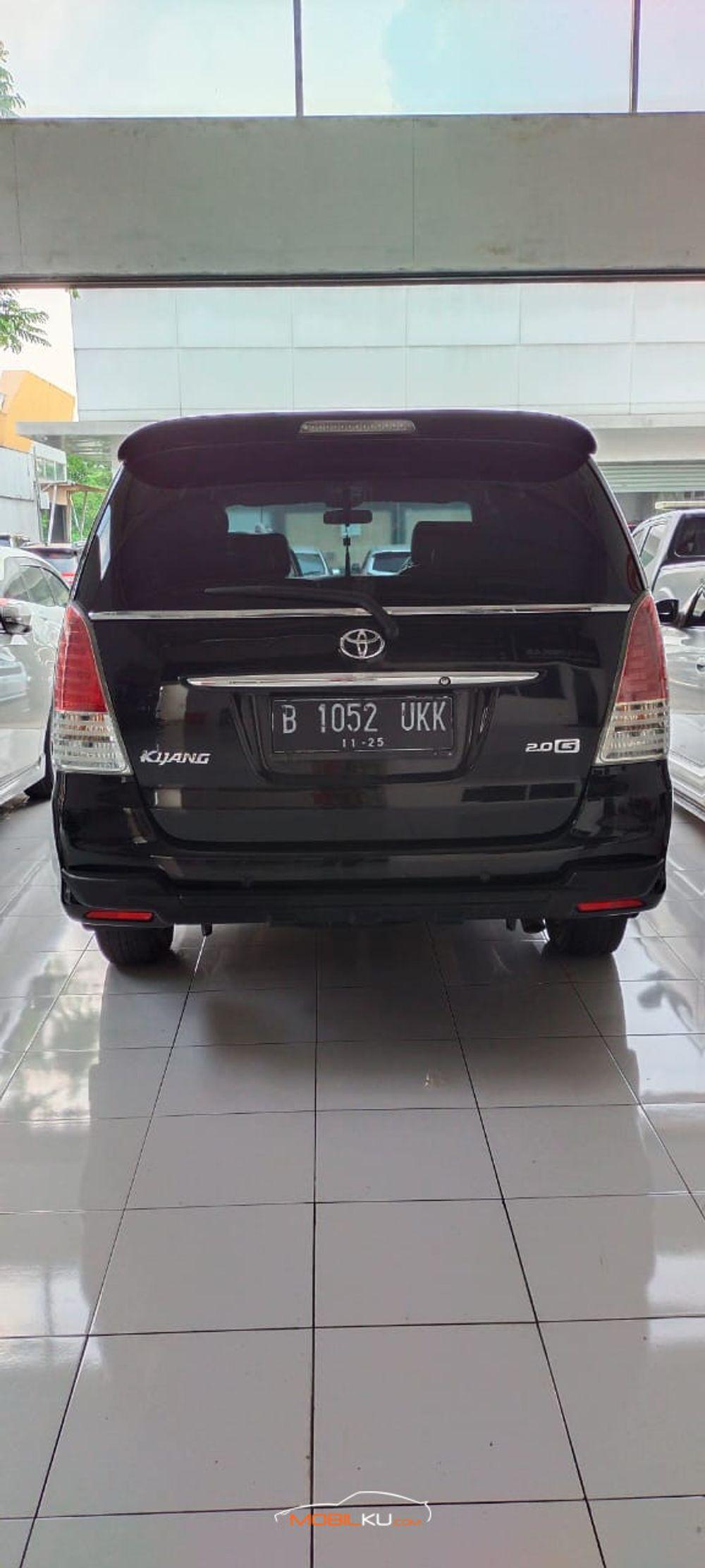 Mobil Toyota Kijang Innova 2015