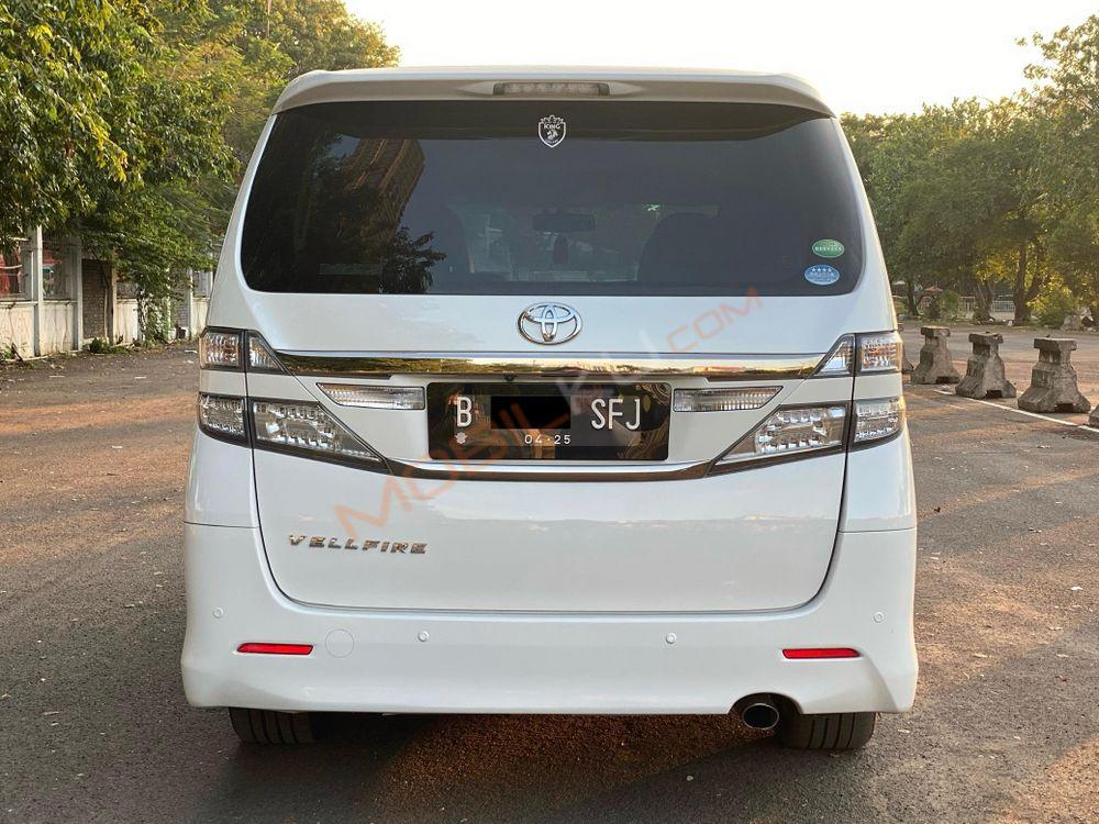 Mobil Toyota Vellfire 2015