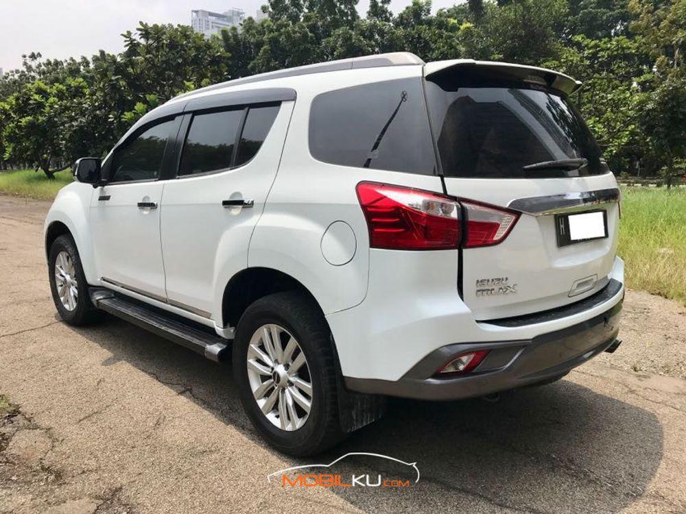 Mobil Isuzu MU-X 2017