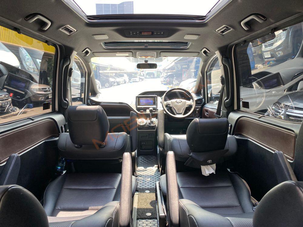 Mobil Toyota Voxy 2019
