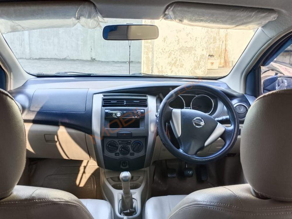 Mobil Nissan Livina 2015