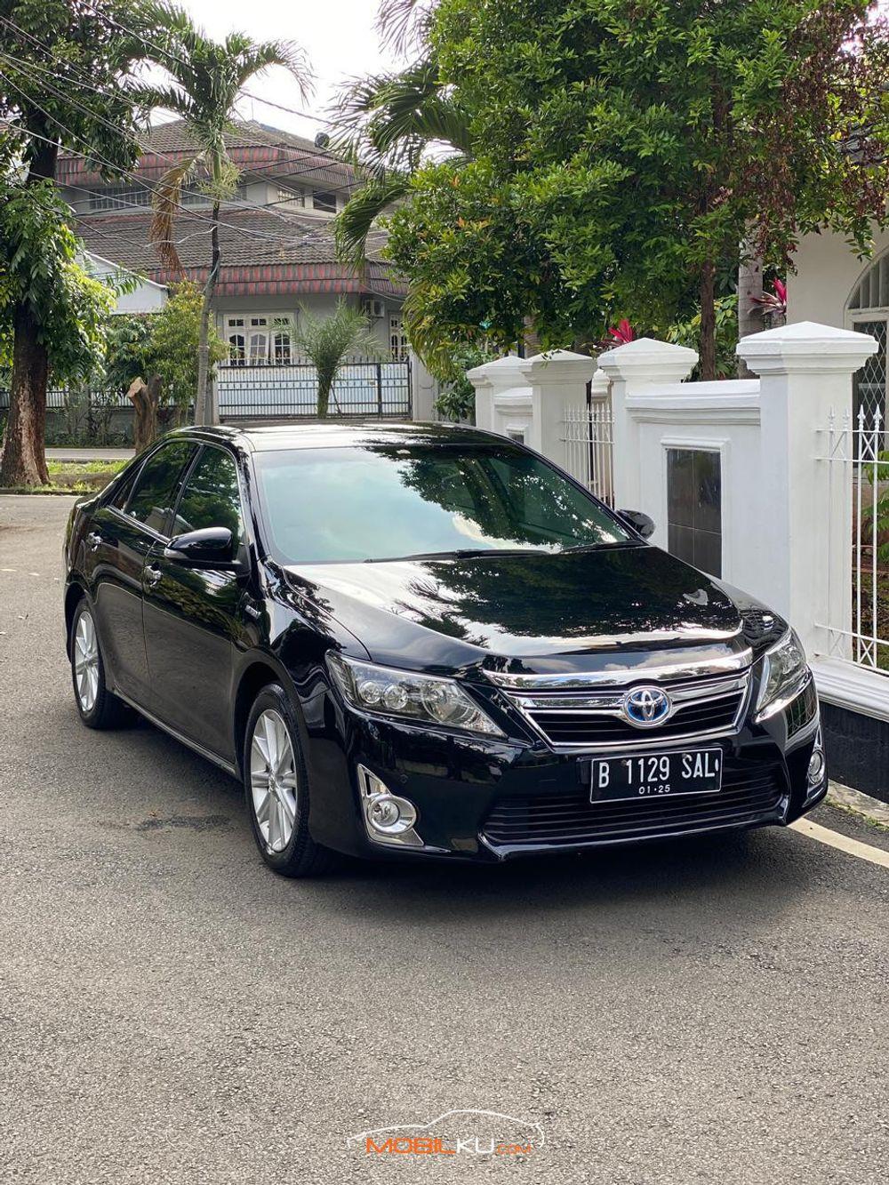 Mobil Toyota Camry 2014