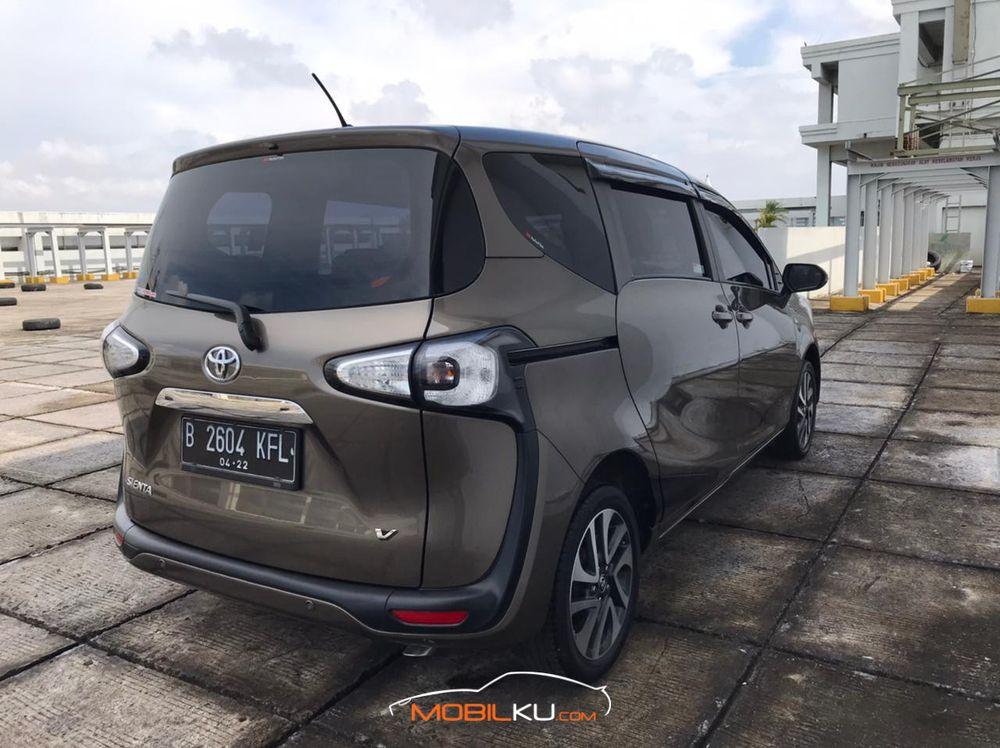 Mobil Toyota Sienta 2017