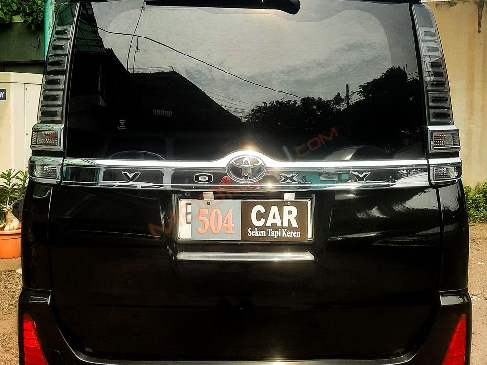 Mobil Toyota Voxy 2017