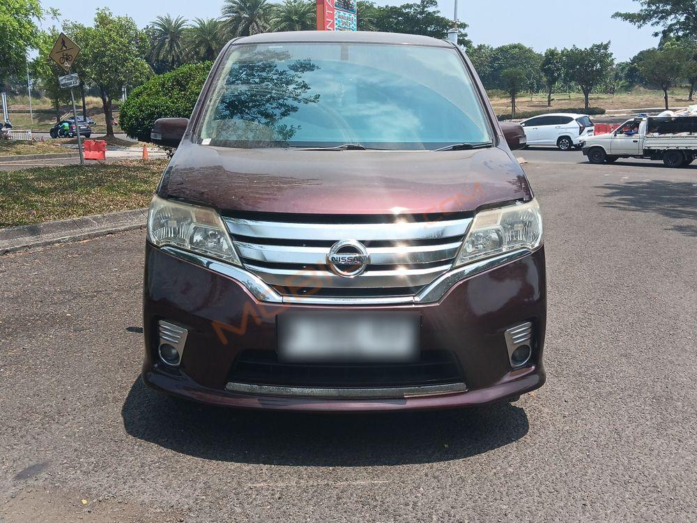 Mobil Nissan Serena 2013