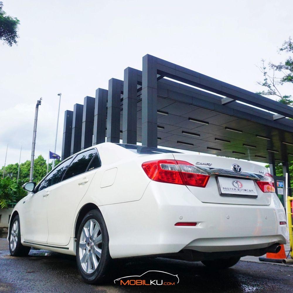 Mobil Toyota Camry 2013