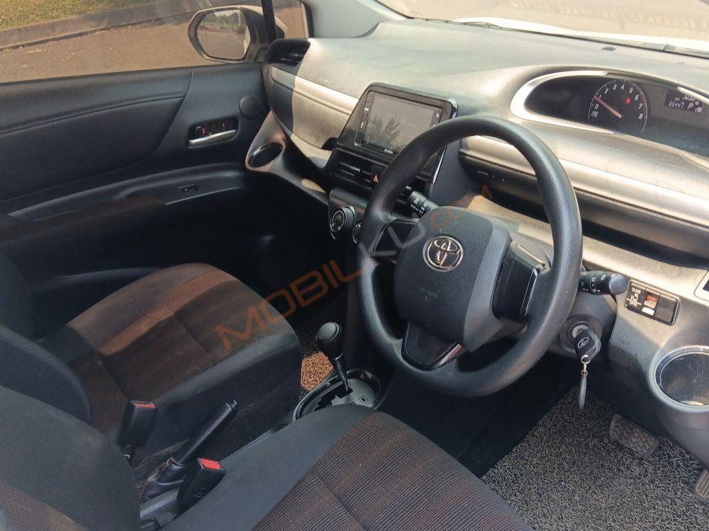 Mobil Toyota Sienta 2016