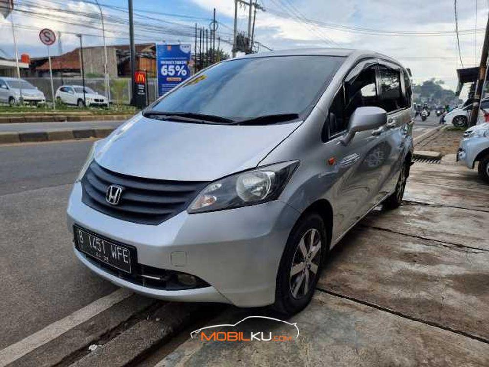 Mobil Honda Freed 2010