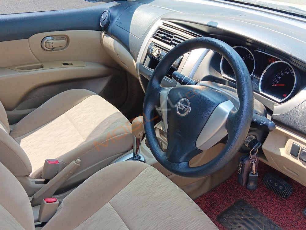 Mobil Nissan Livina 2013