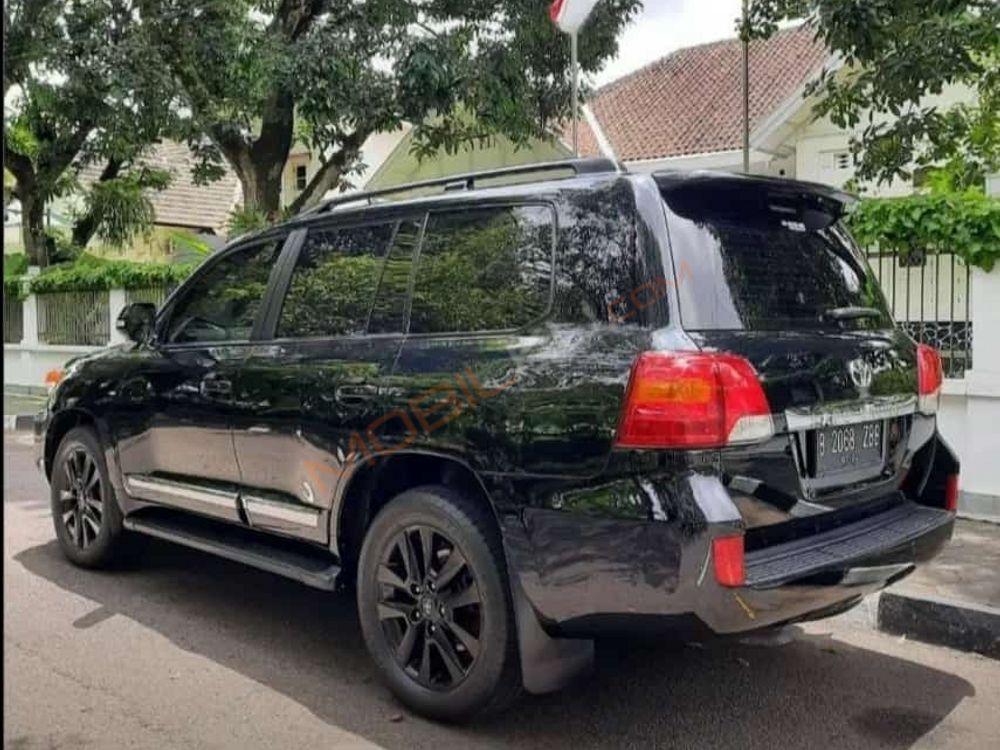 Mobil Toyota Land Cruiser 2012
