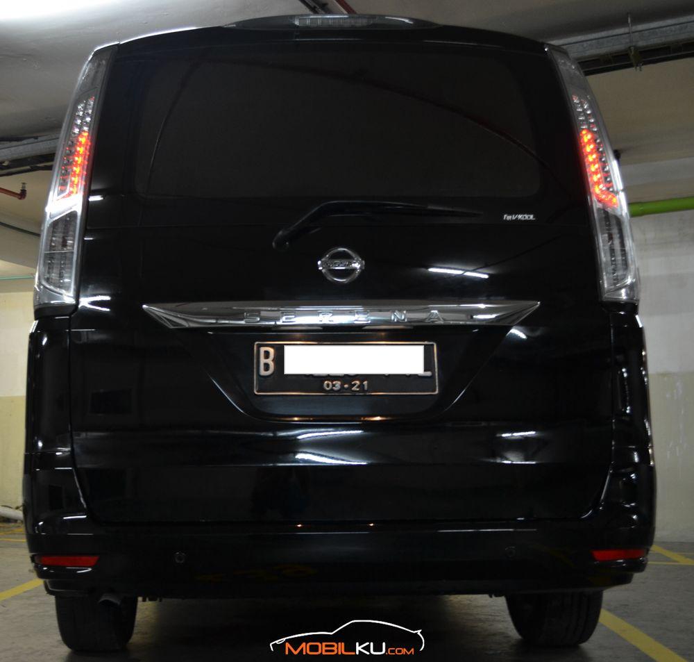 Mobil Nissan Serena 2016