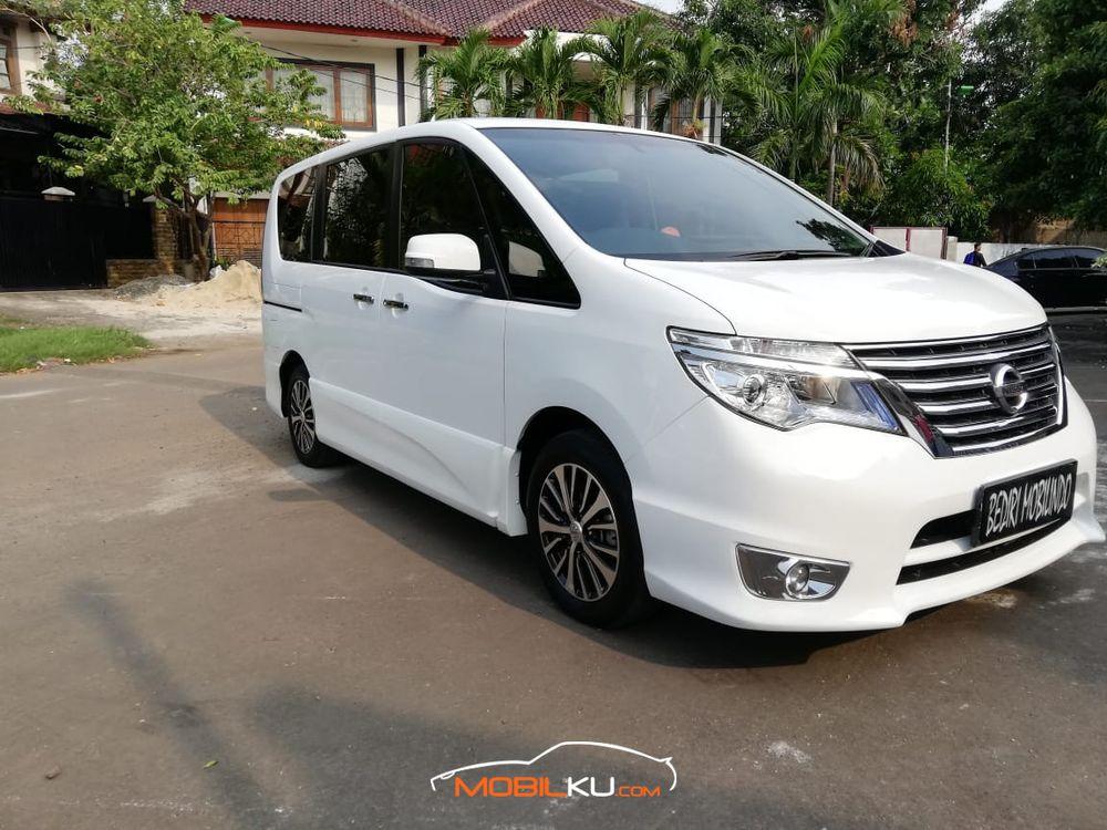 Mobil Nissan Serena 2016
