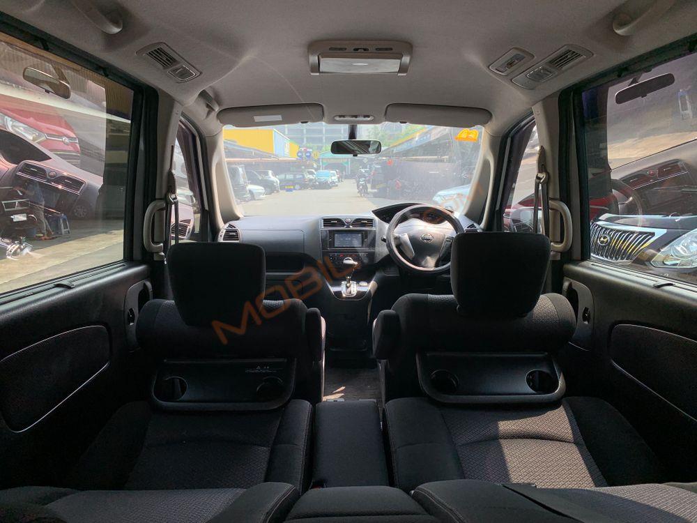 Mobil Nissan Serena 2013