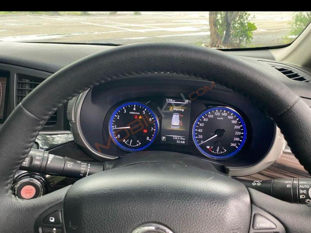 Mobil Nissan Elgrand 2014