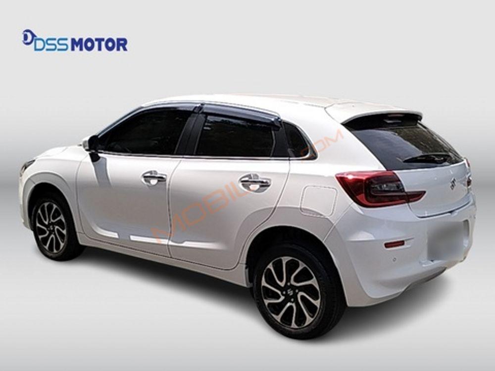 Mobil Suzuki Baleno 2022