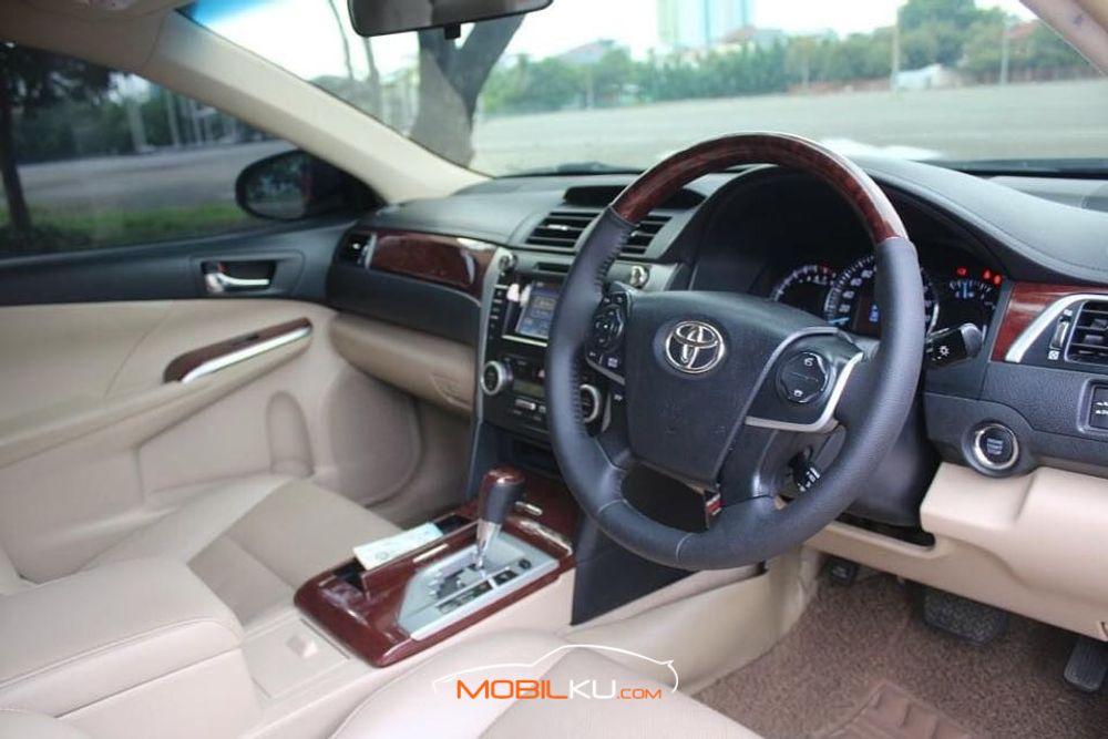 Mobil Toyota Camry 2013
