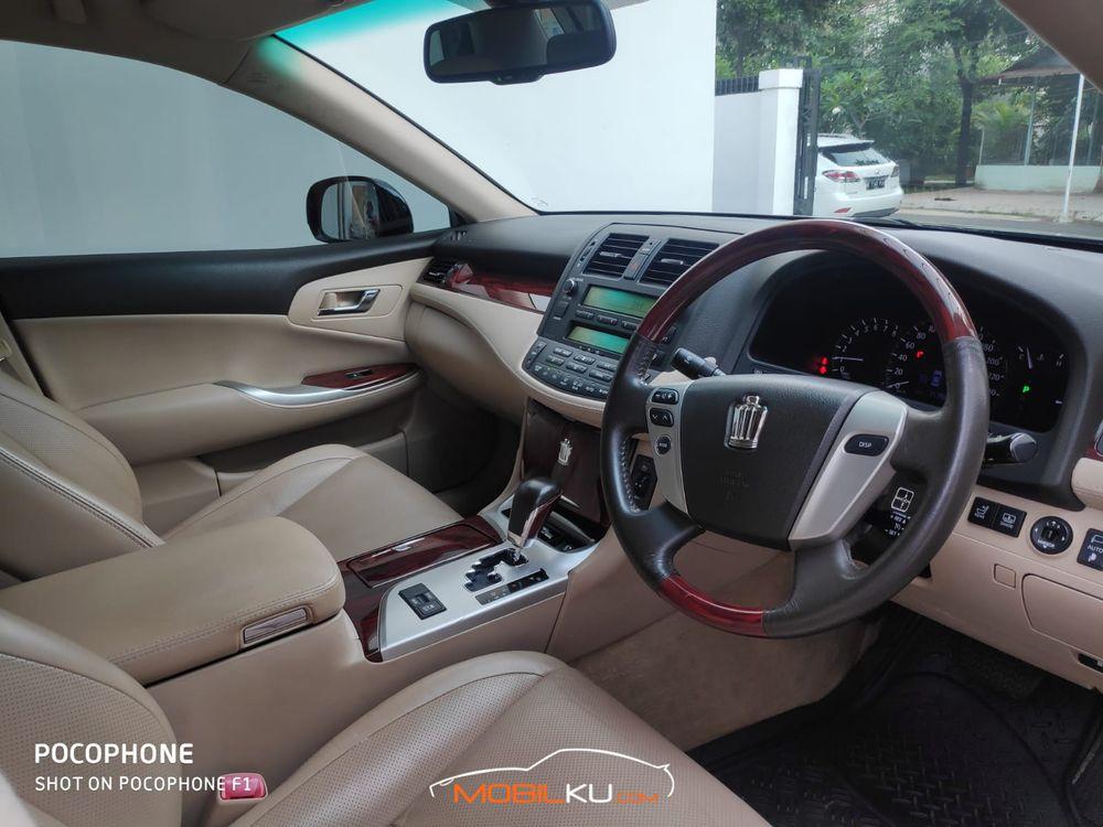 Mobil Toyota Crown 2010