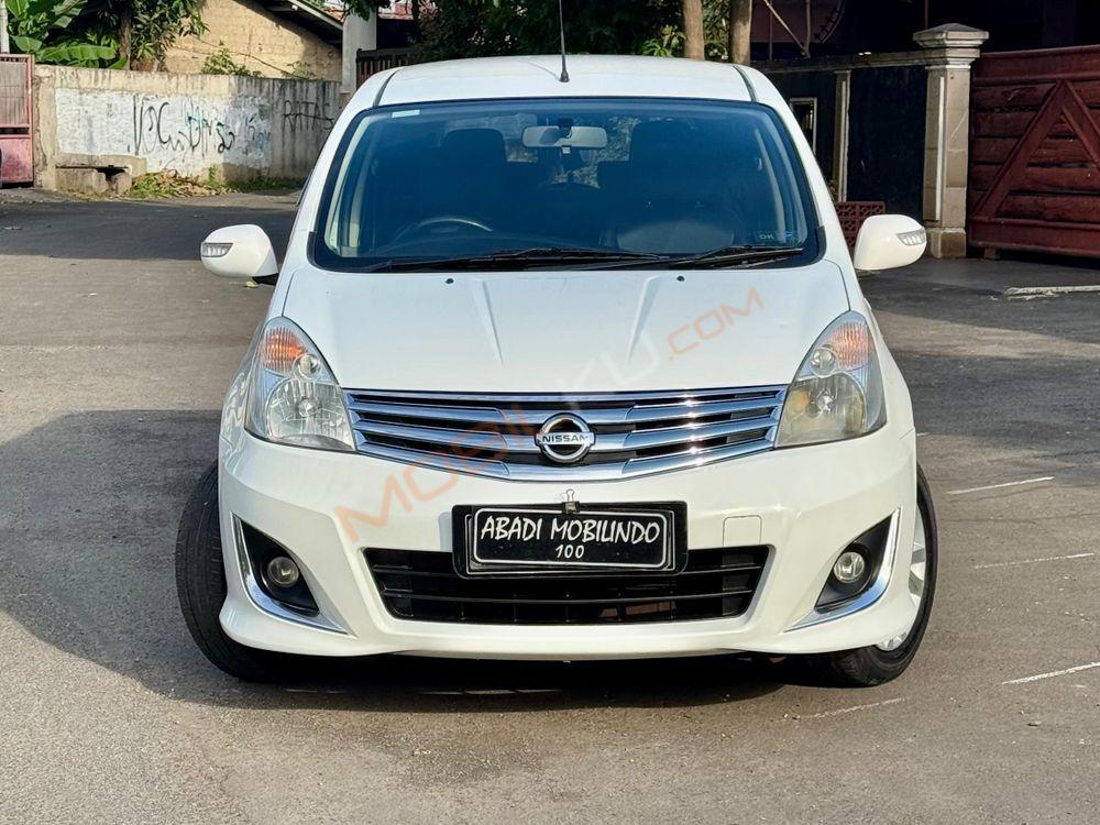 Mobil Nissan Grand Livina 2013